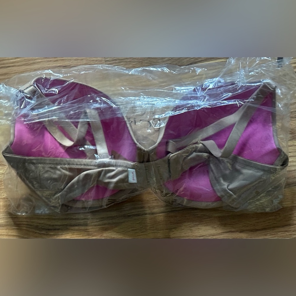 Victoria’s Secret push up bra 36DD - Picture 2 of 6